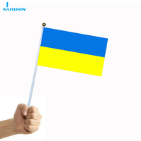 Bannière nationale personnalisée en polyester bon marché impression drapeau de pays Amérique Ukraine drapeau de vague tenu dans la main