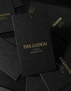 Etiquetas Colgantes de Papel Negro Personalizadas al por Mayor, con Logotipo en Relieve Dorado, Cualquier Tamaño, Cartulina Gruesa, Etiqueta de Precio con Cuerda para Tiendas Minoristas - Product Image 1