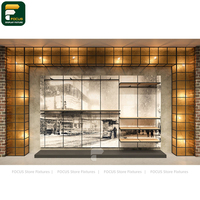 Vitrine de magasin de vêtements moderne et écologique haut de gamme avec éclairage LED, rail à vêtements, étagères murales et comptoir d'accueil