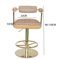Tabouret de comptoir pivotant de luxe en ambre tressé avec assise rembourrée épaisse, base ronde à poteaux dorés et anneau à rayons, pour coin whisky