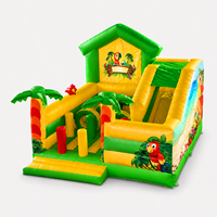 Aire de jeux gonflable tropicale avec toboggan, parcours d'obstacles et zone de saut pour enfants, usage commercial