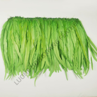 Plumes de coq blanchies et teintes en gros, enfilées pour la décoration de coiffes de carnaval, de sambas et de costumes de fête