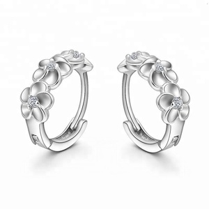 Pendientes de Aro con Forma de Camelia, Modelo Nobility, Circonita Cúbica 4A, Chapados en Rodio, Plata de Ley 925, para Regalo de Boda - Product Image 1
