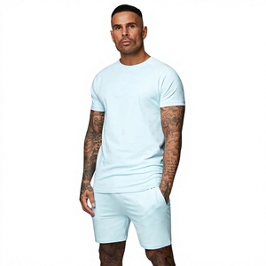 Conjunto deportivo de 2 piezas para hombre, camiseta azul claro lisa y pantalones cortos. - Product Image 1