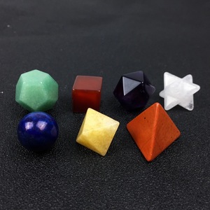 Juegos de Geometría de Sólidos Platónicos de Cristal de Cuarzo de 7 Chakras Pulidos y Coloridos al por Mayor para Meditación con Tema de Amor - Product Image 2