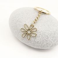 Ajurlu Çiçek Anahtarlık, 82x30mm, Hediyelik Parlatılmış Metal Minimalist Çanta Süsü, Gümüş ve Altın
