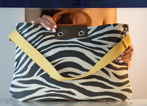 Borse Tote da Donna Artigianali Italiane di Alta Gamma, Design Personalizzato in PVC e Cotone, Stile Rock Classico, Sostenibili ed Ecologiche per Tutte le Stagioni - Product Image 3