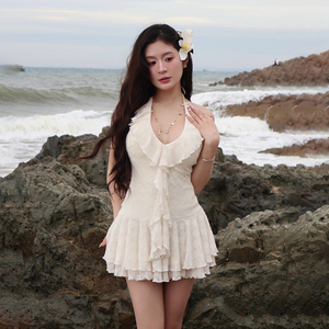 Robe courte chic et élégante pour femme, style français, à volants, col halter, coupe ajustée, taille cintrée, ligne A, pour l'été et les fêtes - Product Image 1