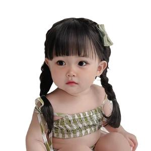 باروكات أصلية طويلة مستقيمة مع غرة هوائية للفتيات الصغيرات، شعر طبيعي أسود قابل للتعديل وناعم للأطفال - Product Image 1