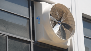 Ventilateur d'extraction robuste Bonawind 55 pouces en PRV avec moteur sans balais et protection IP55 pour la ventilation des fermes laitières, des étables et des serres - Product Image 4