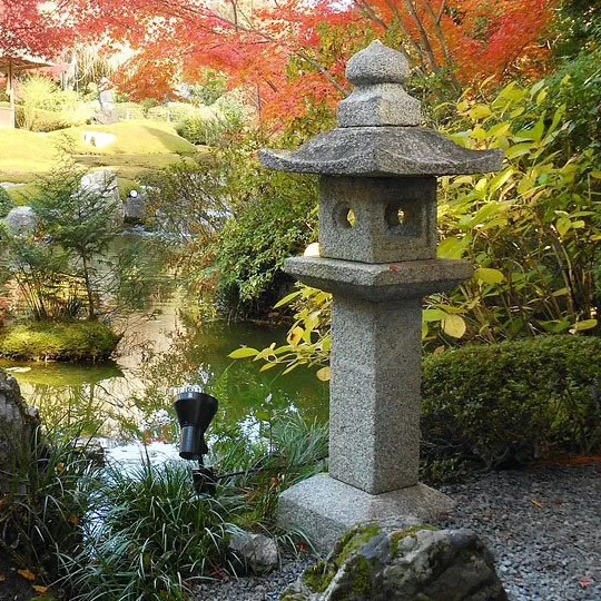 Lanterna decorativa da giardino giapponese in granito naturale intagliato a mano per il paesaggio del cortile