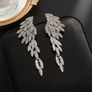 Boucles d'oreilles pendantes longues en alliage avec strass, style européen et américain, tendance, forme d'aile, vintage, polyvalentes, design exquis et raffiné pour femme - Product Image 3
