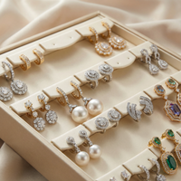 Plateau de présentation de bijoux de luxe en cuir PU doré avec fentes pour bagues, boucles d'oreilles et pendentifs
