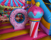 Structure gonflable de jeu et de glisse sur le thème de la maison de bonbons fantastique, avec obstacles sur le thème de la crème glacée, pour enfants, idéale pour les fêtes en extérieur et la location de parcs de jeux