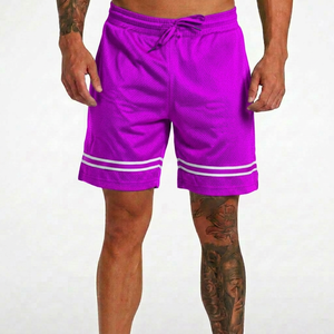 Shorts Bermuda en maille rouge pour homme avec bandes latérales blanches, taille à cordon, vêtements de sport décontractés, respirant, en polyester - Product Image 5