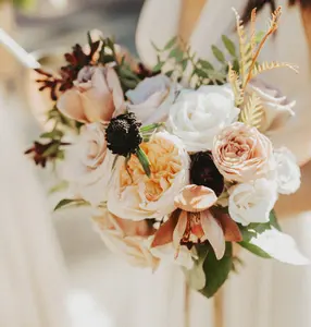 DKB设计的人造花卉新娘花束，用于婚礼层叠花束定制
