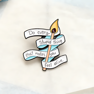 Citazione personalizzata: 'Fai <span class=keywords><strong>ogni</strong></span> <span class=keywords><strong>cosa</strong></span> stupida che ti fa sentire vivo.' Spilla in Metallo Smaltato con Design a Fiammifero - Product Image 5