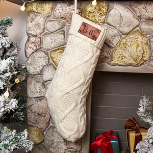 Calza di Natale in maglia con patch in similpelle incisa al laser di alta qualità, decorazione natalizia, ornamento festivo, all'ingrosso, da appendere - Product Image 2