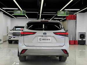 <span class=keywords><strong>Toyota</strong></span> Highlander Hybride 4x4 Premium <span class=keywords><strong>7</strong></span> <span class=keywords><strong>places</strong></span> SUV d'<span class=keywords><strong>occasion</strong></span> 2023 - Efficacité hybride, stabilité 4x4, votre SUV <span class=keywords><strong>7</strong></span> <span class=keywords><strong>places</strong></span> idéal - Product Image 4