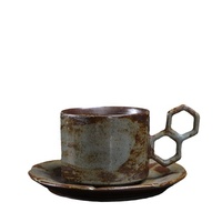 Ensemble de tasses à expresso classiques en céramique artisanale vintage, poterie grossière, petit-déjeuner, soucoupe pour thé de l'après-midi, lait