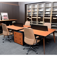 Poste de travail modulaire moderne pour 4 personnes avec cloison de séparation et tables de bureau intégrées