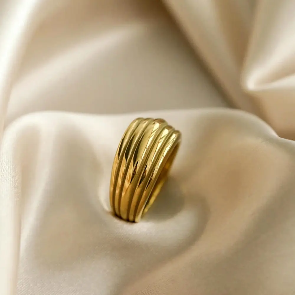 Anelli robusti placcati oro 18 carati Non appannati per gioielli da donna in acciaio inossidabile