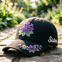 Casquette de baseball blanche brodée personnalisée IWFMSWIWFM, motif fleur violette africaine, 6 panneaux, style sororité grecque, motif à pois et losanges