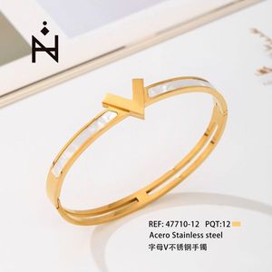 Bracciale in Acciaio Inossidabile con Lettera V, Tono Dorato, Gioielli alla Moda - Product Image 2