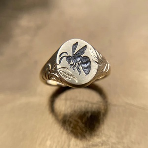 Anillo de Esmalte Chapado en Oro de 18K de Alta Calidad, Joyería Personalizada a Prueba de Agua, Diseño de Abeja de Miel Antiguo, para Hombres y Mujeres - Product Image 3