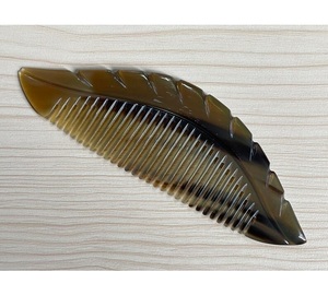 Peigne en corne naturelle fait main durable pour hommes et femmes, parfait pour le toilettage de la barbe et le démêlage des cheveux - Product Image 1