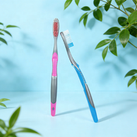 Brosse à dents en plastique colorée antidérapante pour adultes, vente en gros, brosse à dents pour le nettoyage buccal avec nettoyeur de langue
