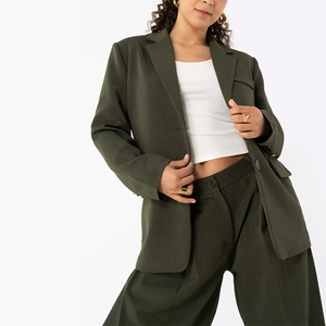 Blazer Verde Oscuro Oversize Personalizado para <span class=keywords><strong>Mujer</strong></span> 2026, Chaqueta de Traje de Oficina con Dos Botones y Hombros Reforzados, Abrigo Casual Vintage OEM/ODM - Product Image 1