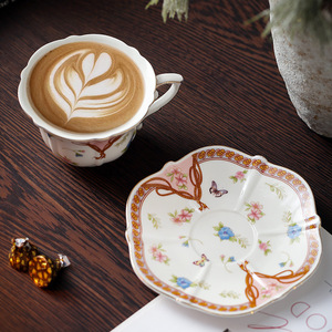 Elegante Set di Tazza e Piattino in Ceramica Stile Vintage di Lusso Bianco-Rosa-Arancione con Decorazioni Dorate Dipinte a Fiori Fiocco Farfalla 200ML - Product Image 4