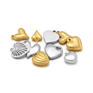 Ciondoli Artigianali di Moda Placcati in Oro a Forma di Cuore in Acciaio Inossidabile per Creazione di Collane e Bracciali - Product Image 5