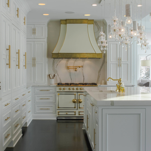 Système d'armoires <span class=keywords><strong>de</strong></span> cuisine élégant blanc et or <span class=keywords><strong>avec</strong></span> <span class=keywords><strong>plaque</strong></span> <span class=keywords><strong>de</strong></span> <span class=keywords><strong>cuisson</strong></span> encastrée et hotte aspirante - Product Image 3