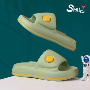 Sandalias de suela gruesa para mujer con diseño de cara sonriente, sandalias rosas de EVA para exteriores, sandalias planas suaves antideslizantes para adultos, para las cuatro estaciones. - Product Image 3