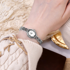 นาฬิกาข้อมือควอตซ์ทรงแปดเหลี่ยม ดีไซน์หรูหรา ขนาดเล็ก น้ำหนักเบา สำหรับผู้หญิง ผลิตจากโรงงาน ออกแบบเฉพาะ ดีไซน์เก๋ไก๋ วัสดุอัลลอยด์ - Product Image 4