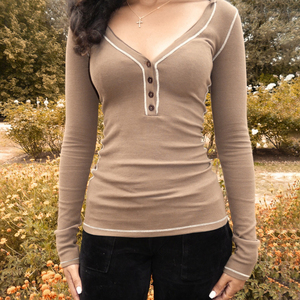 Haut Henley côtelé à capuche et manches longues pour femme, coupe ajustée, avec surpiqûres contrastantes, style décontracté Y2K streetwear, t-shirt basique, vente en gros - Product Image 3
