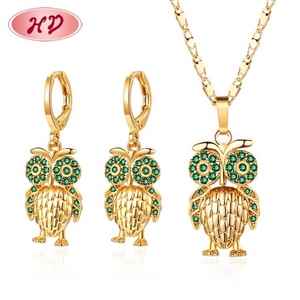 Conjunto de joyería vintage con diseño de búho, collar con colgante con incrustaciones de cristal dorado, pendientes colgantes, adornos elegantes a juego con temática animal - Product Image 1