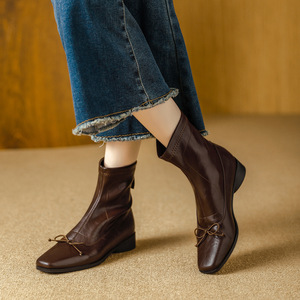 Botín de Mujer con Tacón Grueso y Punta Cuadrada, Cómodo y Multifuncional, con un Diseño de Estilo Retro - Product Image 2