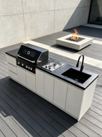 Cuisine extérieure moderne résidentielle avec barbecue au gaz naturel 5 brûleurs, plaque de cuisson 2 brûleurs, évier, comptoir en marbre et ensemble d'armoires