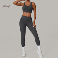 Ensemble de yoga dos croisé avec vêtements de fitness ajustés et à séchage rapide, coussinets de poitrine amovibles, short de sport et tenue complète pour femme.