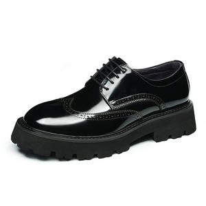 Zapatos Derby de cuero genuino para hombre, estilo inglés, con grabado, punta redonda, ligeros, suela gruesa, de cuero pulido. - Product Image 1