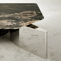 Table basse de luxe en marbre biseauté avec pieds en métal, style déstructuré, pour la maison de rêve