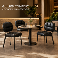 Chaise de salle à manger matelassée en similicuir noir avec dossier rembourré, pieds noirs mats, piétement de table rond en bois
