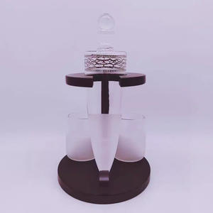 刻有名字的喇叭形玻璃水晶醒酒器，带个性化木制支架 - Product Image 5