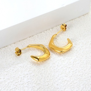 Boucles d'oreilles créoles brillantes en acier inoxydable plaqué or 18 carats PVD, résistantes à l'eau et inaltérables, forme géométrique carrée en C pour femme - Product Image 4