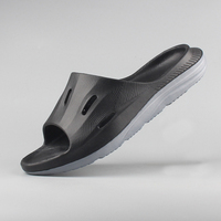 Sandales en EVA bicolores bleu glace et blanc pour femme, avec trois découpes verticales, texture cannelée, moulées en une seule pièce, légères, à bout ouvert
