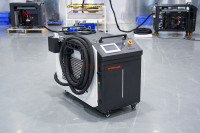Machine de nettoyage au laser à fibre pour jantes en alliage, pierre, acier inoxydable - Puissance 1000W, système de refroidissement par eau