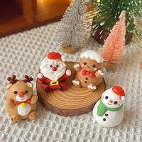 Biscuits créatifs faits main, sucrés et fruités, avec glaçage, en forme de bonhomme de neige mignon, rennes, sapins de Noël et hommes en pain d'épices, semi-durs